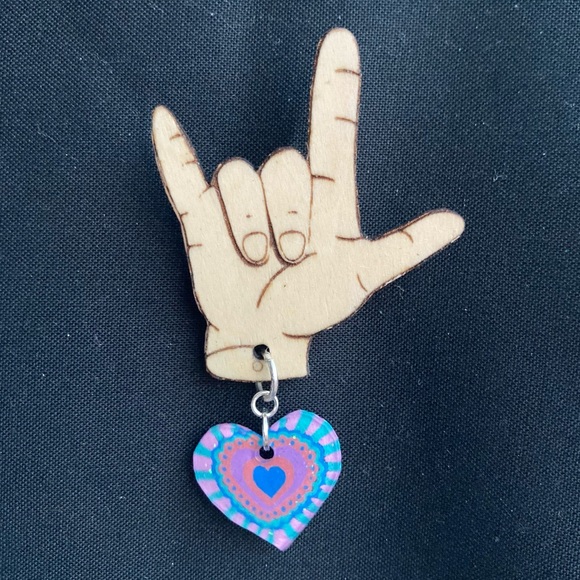 Love You ASL Sign Language Pin ๐คโค๏ธ๐๐๐๐ - Picture 3 of 6